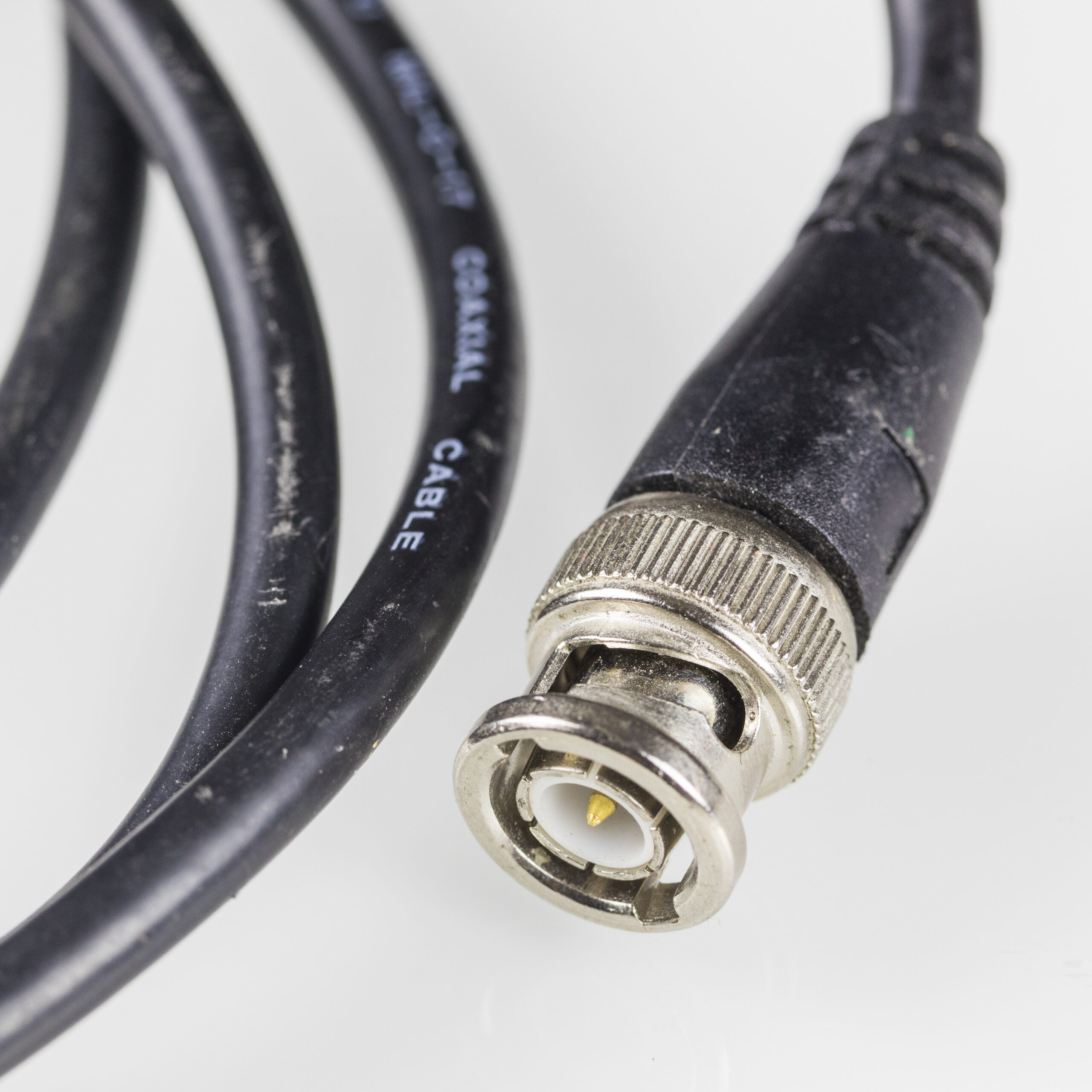 https://upload.wikimedia.org/wikipedia/commons/5/5f/BNC_connector_with_10BASE2_cable-92170.jpg